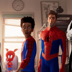 Homem-Aranha no Aranhaverso: Após ser atingido por uma teia radioativa, Miles Morales, um jovem negro do Brooklyn, se torna o Homem-Aranha, inspirado no legado do já falecido Peter Parker. Entretanto, ao visitar o túmulo de seu ídolo em uma noite chuvosa, ele é surpreendido com a presença do próprio Peter, vestindo o traje do herói por baixo de um sobretudo. A surpresa fica ainda maior quando Miles descobre que ele veio de uma dimensão paralela, assim como outras versões do Homem-Aranha. (Foto: Divulgação)