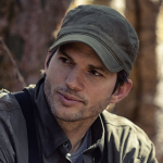 Em 2017, Ashton Kutcher discursou diante do Comitê de Relações Exteriores do Senado dos EUA sobre o problema do tráfico de seres humanos, um comércio que afeta principalmente mulheres. (Foto: Divulgação)