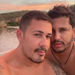 Lucas Guimarães, marido do humorista Carlinhos Maia, revelou que teve um celular quebrado pelo humorista por ciúmes: "(...) eu já perdi quatro celulares por conta dele”, contou. (Foto: Instagram)