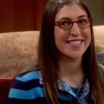 Mayim Bialik, intérprete de 'Amy' em "The Big Bang Theory" tem, como sua personagem, especialização em neurociência. A atriz fez o PhD na Universidade da Califórnia em Los Angeles (UCLA). (Foto: Divulgação)