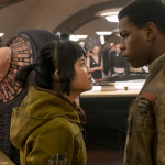 Sua crítica incluía seu personagem Finn, mas também Rose, interpretada por Kelly Marie Tran, e Poe Dameron, vivido por Oscar Isaac. (Foto: Divulgação)