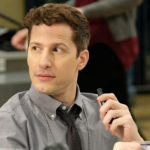 Andy Samberg disse à revista "Glamour"que fica revoltado quando homens dizem que as mulher3s não são engraçadas: "Isso me deixa louco. Acho repugnante e ofensivo". (Foto: Divulgação)