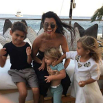 Kourtney já é mãe de Mason, de 13 anos, Penélope, de 11 anos, e Reign, de 8 anos, todos frutos do relacionamento com Scott Disick. (Foto: Instagram)