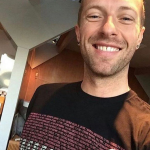 Em 2016, Chris Martin enfatizou a conscientização sobre as leis s3xistas e mostrou apoio à igualdade de direitos para meninas e mulher3s de todo o mundo. (Foto: Instagram)