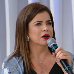 "A s4fada querendo usar carta de raça.", lamentou outra seguidora. "Ela sofrendo morenismo por não ser loira.", debochou o terceiro. (Foto: SBT)