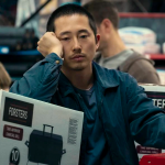 Treta: Danny Cho (Yeun) é um empresário que está a beira da falência. Amy Lau (Wong) é uma socialite que começa a sentir tédio e frustação pela vida que tem. O caminho dos dois se cruza quando uma briga de trânsito banal evolui para uma perseguição inconsequente. (Foto: Divulgação)