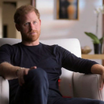 Durante uma visita ao Nepal, o Príncipe Harry falou sobre o feminismo e disse que é preciso reconhecer que 'muitos países e culturas estão falhando em defender oportunidades para jovens mulher3s e meninas'. (Foto: Divulgação/Netflix)