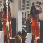 No último sábado, (29/07/2023), começou a viralizar na web o vídeo de um show de Cardi B. Nas imagens, é possível ver que uma fã jogou uma bebida na cantora. A reação de Cardi B, porém, pegou todo mundo surpresa: ela atirou o microfone na direção da mulh3r. (Fotos: Reprodução/Montagem)