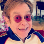 Para sua festa anual de gala, Elton John exigiu que os convidados usassem apenas tons de azul e branco. Meio Roberto Carlos, né?! (Foto: Instagram)