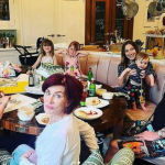 Nele, o cantor e sua família compartilharam um pouco mais de suas rotinas e dividiram a intimidade com o público. (Foto: Instagram)