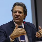 O ministro da Economia, Fernando Haddad, irá retornar a estátua de uma onça de ouro, presenteada nesta segunda-feira (31) pelo governo da Arábia Saudita, seguindo a orientação do secretário da Receita Federal, Robinson Barreirinhas. (Foto: Agência Brasil)