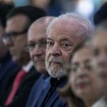 O presidente do Brasil, Luiz Inácio Lula da Silva, do Partido dos Trabalhadores (PT), reiterou em seu discurso durante a cúpula do Mercosul, a importância de estabelecer uma moeda única entre os países membros do bloco, visando reduzir os custos nas transações e promover uma maior convergência macroeconômica. (Foto: Agência Brasil)