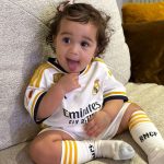 A influenciadora mostrou a filha usando o uniforme do time que o pai joga. (Foto: Instagram)