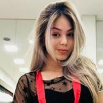 Nesta quarta-feira (23), após as polêmicas sobre a família de Larissa Manoela controlar o dinheiro da atriz, Melody compartilhou os procedimentos que tomou em conjunto com seu pai, que atua como seu empresário, para assegurar seu controle sobre seus ganhos profissionais. (Foto: Divulgação)