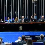 Porém, o texto deixou fora um dos trechos do documento que tratava da taxação de pessoas que têm aplicação de dinheiro em países estrangeiros, as chamadas offshores. (Foto: Agência Senado)