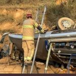 O motorista teria gritado para os passageiros que o veículo estava sem freio, pouco antes de atingir um barranco e capotar. (Foto: Corpo de Bombeiros)