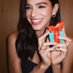 Bruna Marquezine está para estrear seu primeiro filme de Hollywood, "Besouro Azul", uma produção da DC onde ela faz par romântico com Xolo Maridueña (Foto: Instagram)