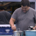 Babu Santana ganhou o apelido de "paizão" durante sua participação no "BBB 20", quando foi dono e proprietário da cozinha da casa mais vigiada do Brasil. (Foto: GloboPlay)