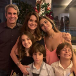 Nem todo mundo lembra, mas a atriz Cláudia Abreu também chegou a ficar quase três anos longe da televisão para cuidar dos quatro filhos, Maria, Felipa, José Joaquim e Pedro Henrique, frutos de seu casamento com o cineasta José Henrique Fonseca. (Foto: Instagram)