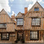 Já é possível alugar um quarto na residência, que fica no vilarejo inglês de Lavenham. (Foto: Reprodução/airbnb)