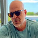 Após seu diagnóstico de afasia em 2022, a família de Bruce Willis anunciou sua aposentadoria da atuação e dos holofotes. (Foto: Instagram)