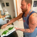 Quando está longe dos palcos, Diogo mostra os seus dotes culinários em vídeos nas suas redes sociais preparando receitas doces e salgadas. (Foto: Instagram)