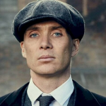 Cillian Murphy, estrela de “Oppenheimer” escolheu um presente que ecoa sua paixão pela música: investiu seu primeiro salário em um toca-discos! (Foto: Divulgação)