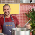 Diogo Nogueira gosta tanto de cozinhar que até já lançou um livro de receitas. (Foto: Divulgação/TV Globo/Carol Caminha)