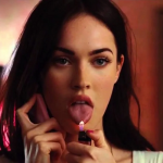 A atriz Megan Fox faz uso da henna nas sobrancelhas, o que lhe garante um olhar mais marcante e sensual. (Foto: Divulgação)