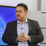 Outro apresentador que ficou sem dente ao vivo, no entanto, não soube disfarçar, foi o jornalista do programa “Agora”, Silas Freire, da TV Meio Norte. (Foto: Divulgação)