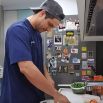 Romulo, que é maranhense, até ensinou um desses pratos no É de Casa: arroz de cuxá. (Foto: Instagram)