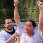 "Já fui batizado nas águas, mas aqui tivemos esse momento simbólico para entrar nas mesmas águas onde Jesus foi batizado por João Batista”, completou. (Foto: Instagram)