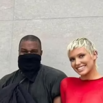 Em fotos e vídeo de redes sociais, é possível ver Kanye com as calças abaixadas e o bumb*m à mostra, enquanto Bianca se apoia em seus joelhos! (Foto: Instagram)