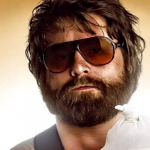 Quando veio ao Brasil para promover o terceiro filme da franquia "Se Beber Não Case (2013)", o ator norte-americano Zach Galifianakis não quis subir ao topo do Pão de Açúcar, no Rio de Janeiro, onde foram realizadas as entrevistas. (Foto: Divulgação)