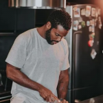 Sempre que pode, Rafael Zulu está preparando seus quitutes na cozinha de casa. (Foto: Divulgação)