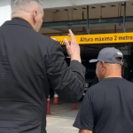 O sacerdote chamou a atenção pelo físico musculoso, que chega a ser bem maior que o de seu próprio segurança. (Foto: Instagram)