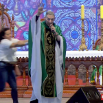 O ponto-chave na vida do Padre foi o acidente que sofreu em 2019. Na ocasião, juma fiel o empurrou do palco durante a missa. (Foto: Reprodução)