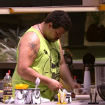 O ator cresceu sabendo lavar, cozinhar e arrumar a casa. Ele é pai de Alexandre, Pinah e Laura. Um homem de verdade! (Foto: GloboPlay)