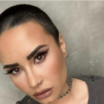 A cantora Demi Lovato parou de falar com o pai em novembro de 2010. “Às vezes existem pessoas na sua vida que você tem que cortar fora. É um saco quando essa pessoa é seu pai.", declarou ela. (Foto: Instagram)