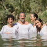 Renovação do Batismo nas águas do Rio Jordão. Foi lindo, foi muito emocionante, ainda mais porque não havíamos programado de ter um padre, e a providência Divina foi perfeita”, escreveu a mulher de Mion no Instagram no último mês de julho. (Foto: Reprodução/Instagram)