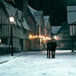 Se você é fã da saga "Harry Potter" e deseja conhecer Godric's Hollow, o local onde Harry viveu antes do trágico assassinato de seus pais por Voldemort, temos uma ótima notícia - agora você pode. (Foto: Reprodução/Warner Bros)