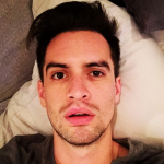 Inclusive, o cantor Brendon Urie foi acertado e derrubado por uma das garrafas arremessadas. (Foto: Instagram)