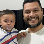 Em uma publicação falando sobre o dia dos pais, Thiago publicou uma foto dele com Leon no colo. "Como pai, sou grato por meu filho estar nos meus braços, debaixo da minha proteção.", disse logo a princípio na legenda da imagem. (Foto: Instagram)