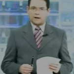 Ele apresentava o “Conta Corrente”, na Globo News, em 2010, quando percebeu que um dente caiu. (Foto: Reprodução/GloboNews)