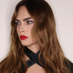 A modelo e atriz Cara Delevingne confessou já ter vivido muitas vezes a experiência de fazer se*o em aeronaves. (Foto: Instagram)