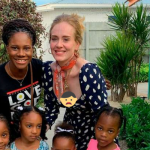 A primeira vez que Adele havia chamado a atenção por causa de sua silhueta mais magra foi após surgir em uma foto com fãs durante sua viagem à Anguilla, uma ilha no Caribe. (Foto: Instagram)