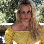 É impossível esquecer do momento mais traumático de Britney Spears. Em 2007, incomodada por não ter controle da própria vida, ela raspou a cabeça e bateu com o guarda-chuvas no carro de um paparazzi. (Foto: Instagram)