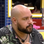 Nesta última segunda-feira (31/07), o jornalista Gabriel Perline, contou que o ex-BBB Tiago Abravanel, não deixou os clientes do bar Funilaria muito contentes. (Foto: GloboPlay)