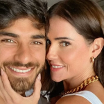 Alguns famosos curtem sair dos padrões na hora de amar, e por isso separamos uma lista com as celebridades que já fizeram Menage. Essa, porém, não é a primeira vez que Deborah Secco faz um convite destes. (Foto: Instagram)