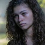 Já Zendaya, protagonista da série Euphoria, possui uma sobrancelha naturalmente mais grosa. Mas há quem diga que a atriz fez uma técnica de preenchimento de henna bem suave. (Foto: Reprodução/HBO)